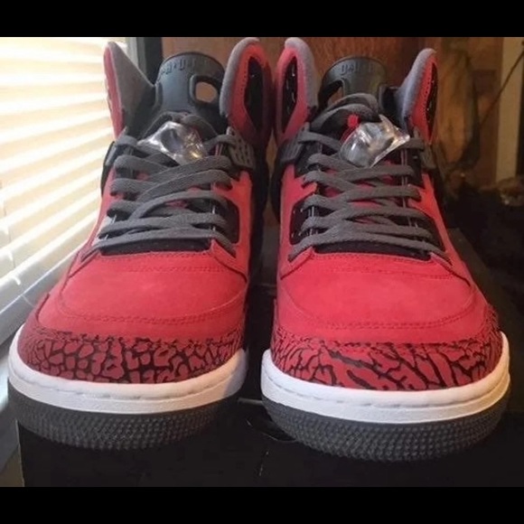 New in box Spizike Jordan 15

Dark gray, black, red

SIZE 15 
USA - Picture 1 of 6